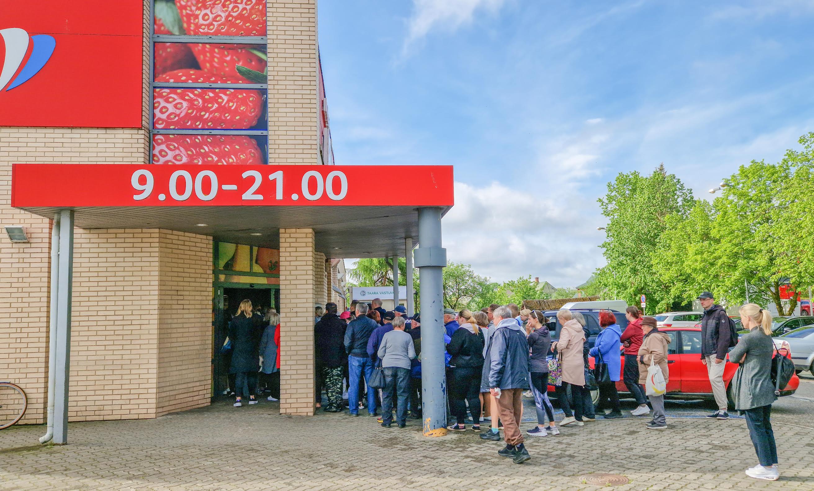 Sulgemiseelne tühjendusmüük tõi kohale rahvamassi